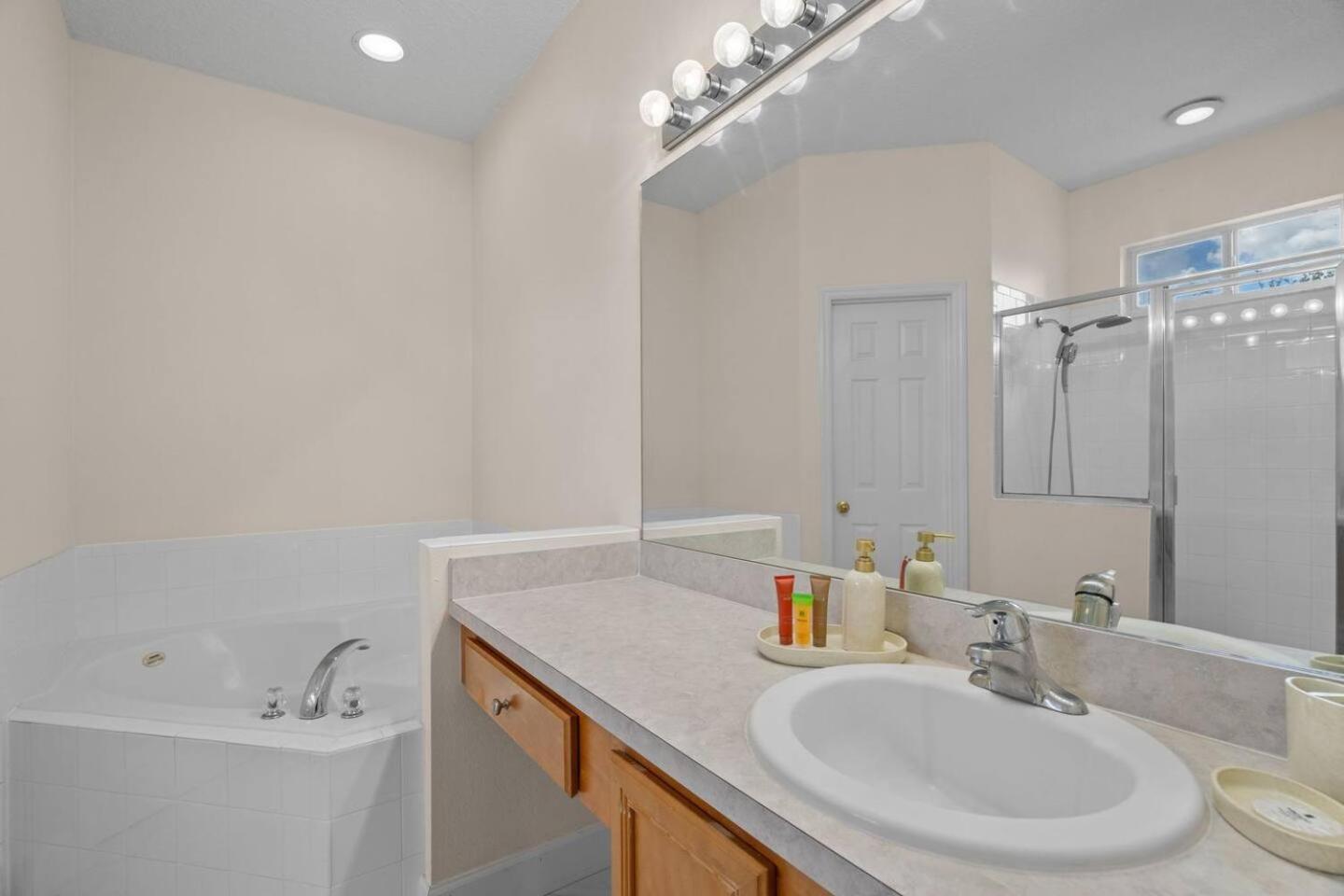 6 Bedroom 5 Bathroom Emerald Island 2601 Ib Кисими Екстериор снимка