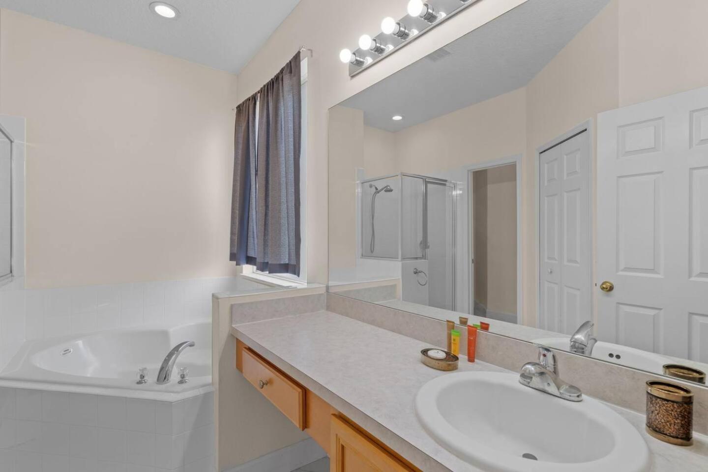 6 Bedroom 5 Bathroom Emerald Island 2601 Ib Кисими Екстериор снимка